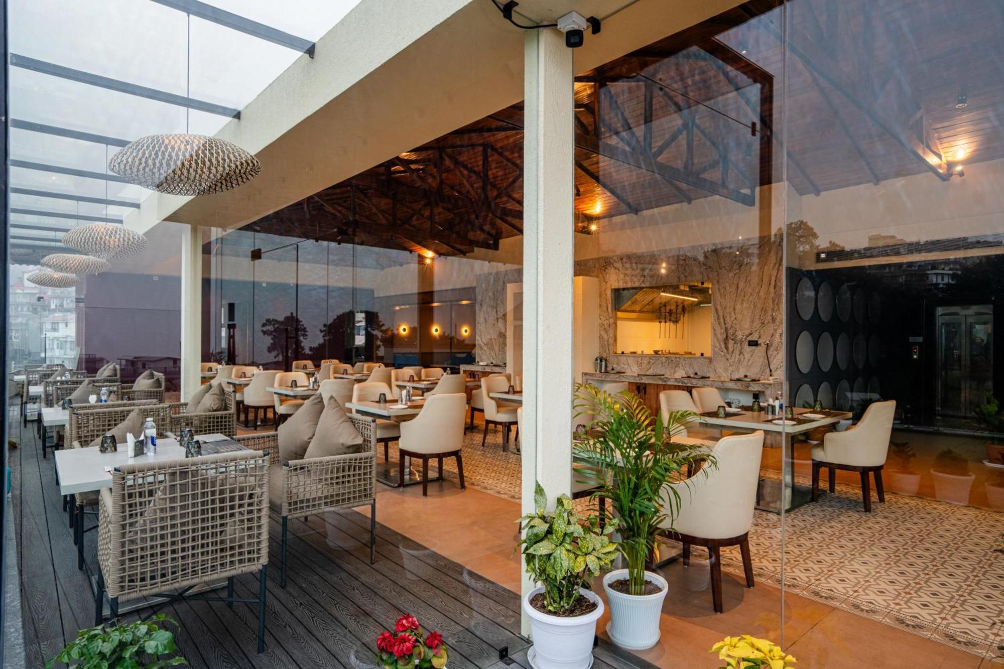 The White Rock Inn & Dine シロン エクステリア 写真