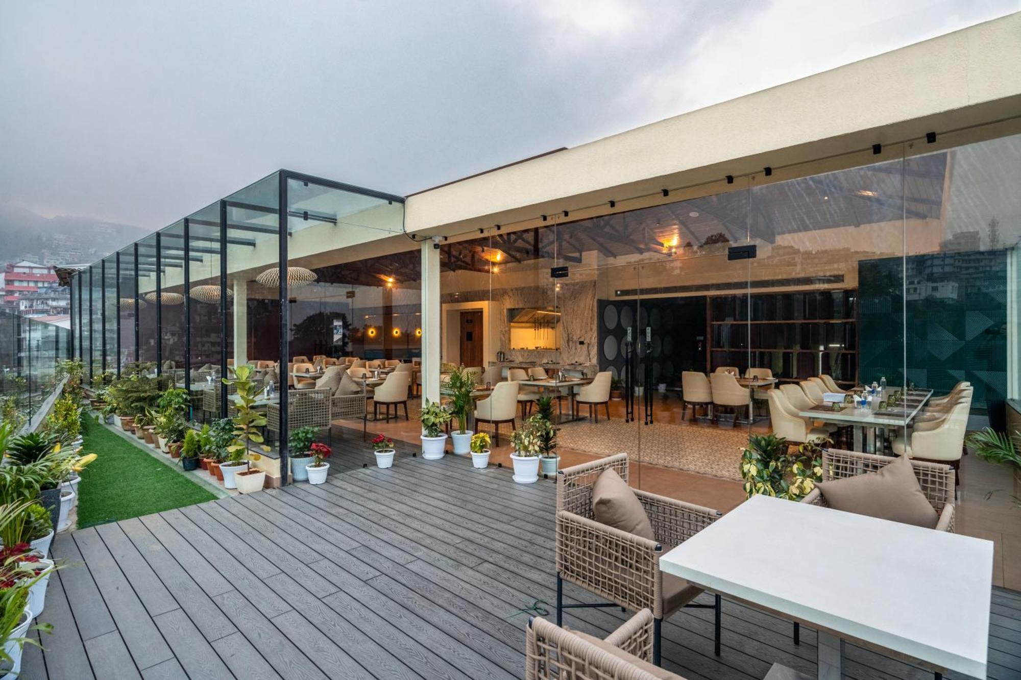 The White Rock Inn & Dine シロン エクステリア 写真